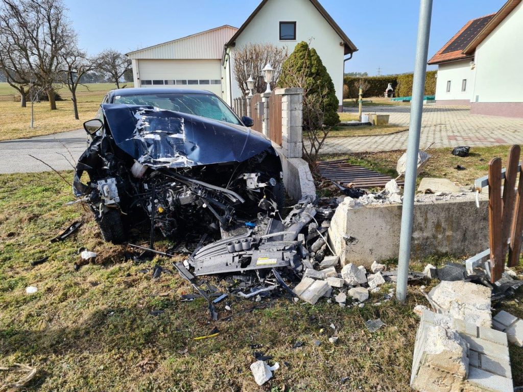 Schwerer Verkehrsunfall (T1) auf der L143